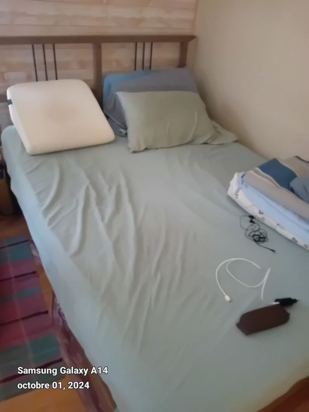 Bonjour,
un lit avec le matelas Meubles
