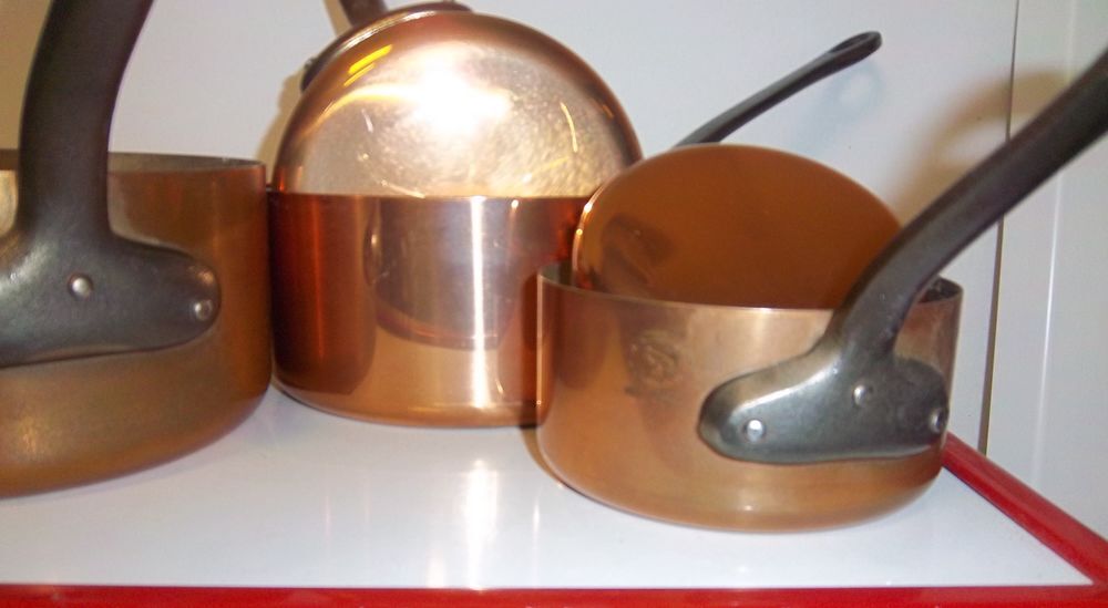SERIE DE 5 CASSEROLES LES CUIVRES DE FAUCOGNEY ET ETAGERE Décoration