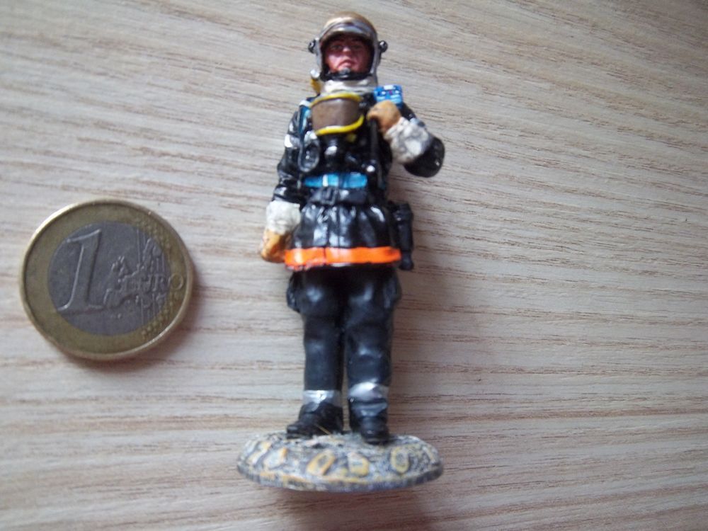 figurine plomb Sapeur Pompier tenue feu 2002 -116 grs 