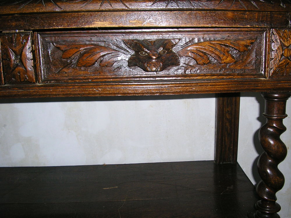 Console Henri II.
Meubles