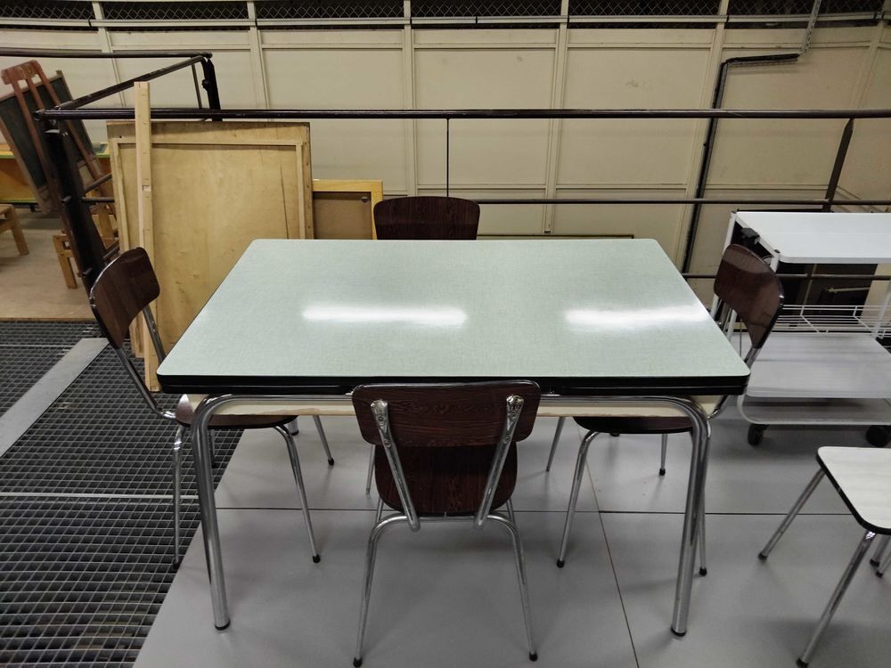 table formica et ses 4 chaises Meubles