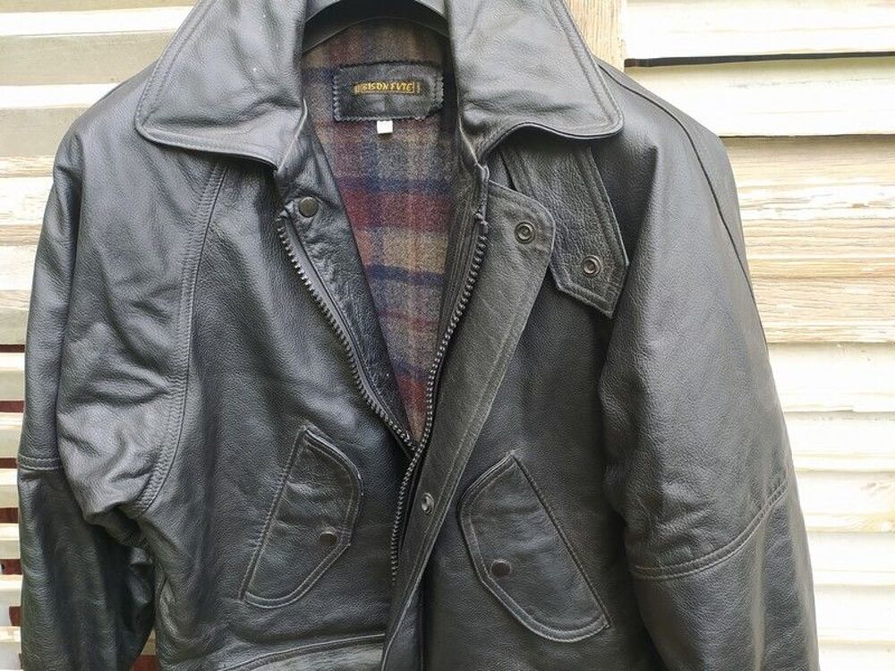 Blouson Cuir Noir Vintage Bison Fut&eacute; T50
Vêtements
