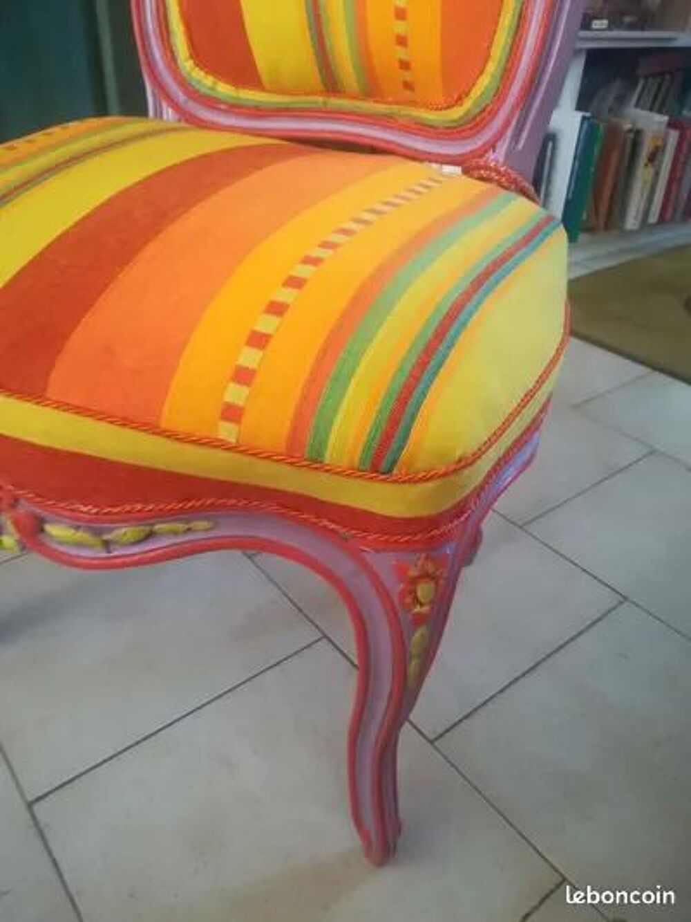 Une chaise de style Louis XVI 