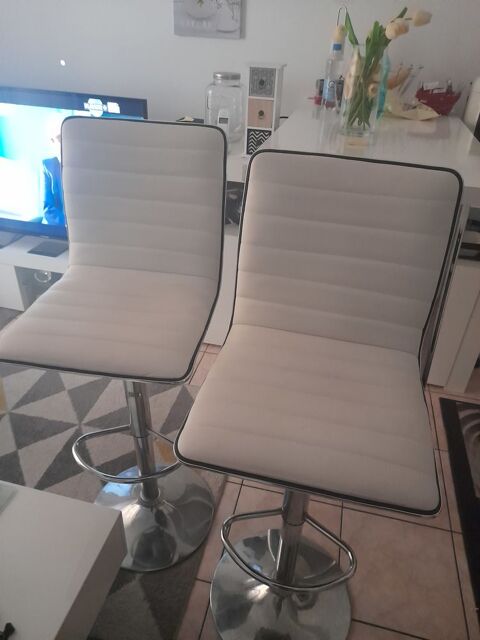 2 chaises de bar blanches et gris mtal  0 Menton (06)