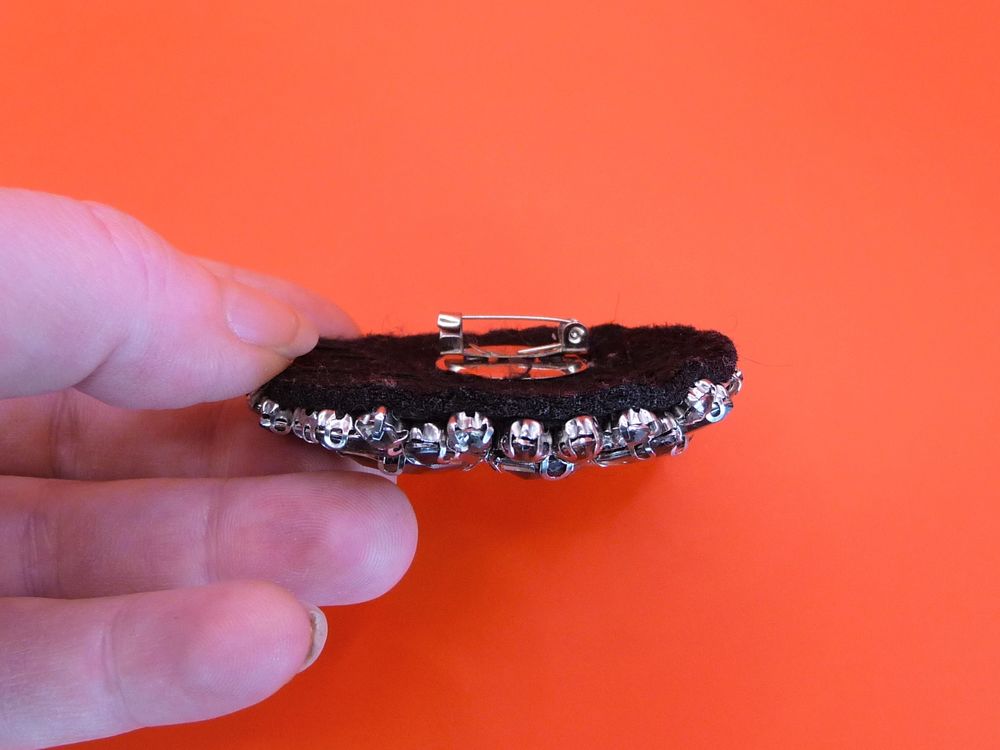 Broche Ronde avec ses Imitations Pierres Gris Clair- Neuf Bijoux et montres
