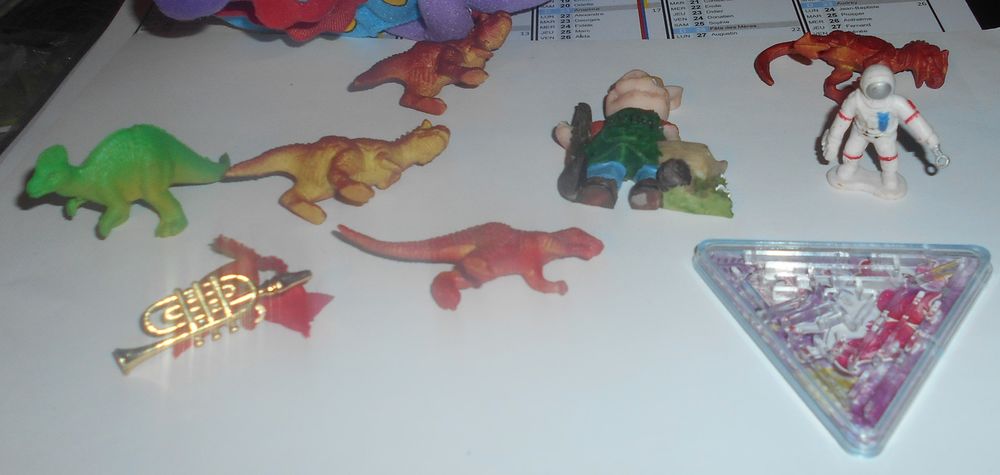5 petits dinosaures plastique/1 mini jeu &agrave; bille &amp; 3 cadeaux Jeux / jouets
