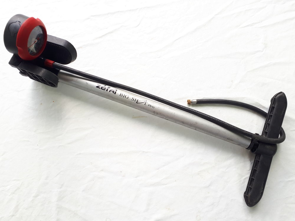 Pompe &agrave; pied avec manom&egrave;tre ZEFAL Bricolage