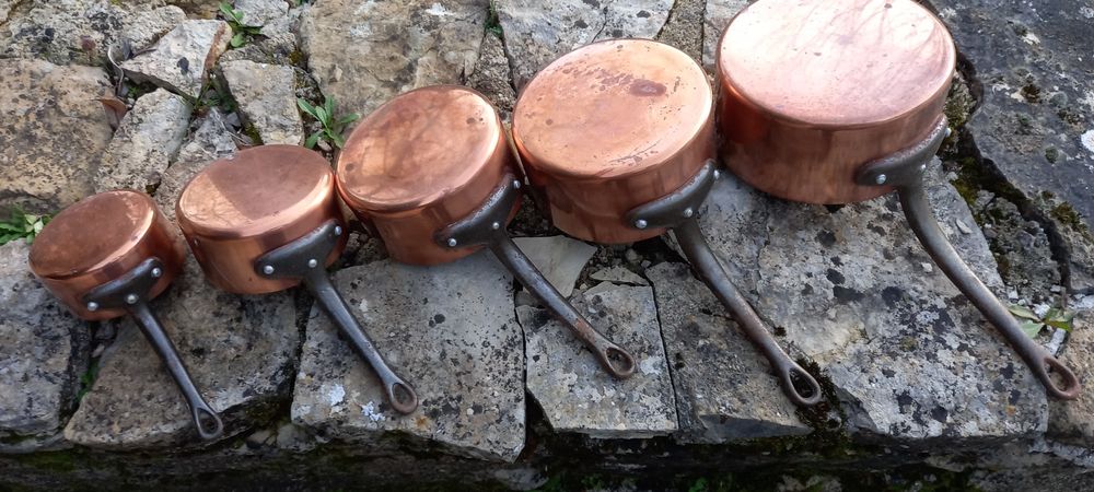 S&eacute;rie de casseroles en cuivres &eacute;tam&eacute;s 