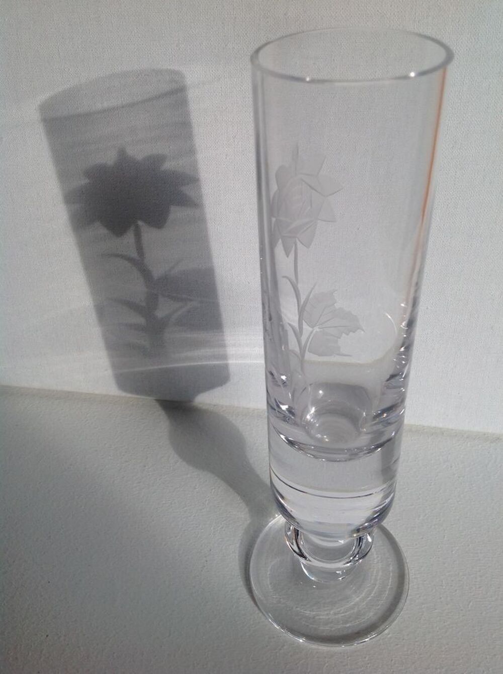 VASE EN CRISTAL AVEC FLEUR FINEMENT GRAV&Eacute;E Envoi Possible
Décoration