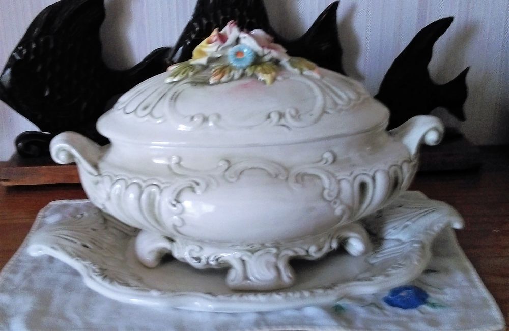 Ancienne soupi&egrave;re avec plateau ind&eacute;pendant porcelaine italie Décoration