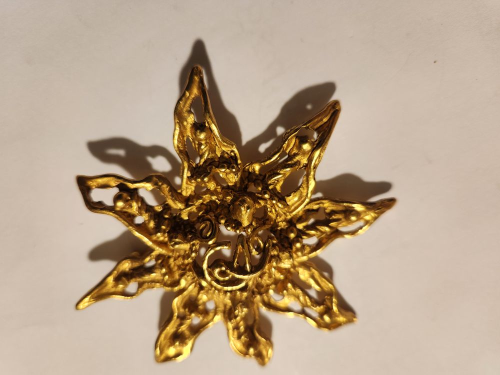 Broche &eacute;toile ajour&eacute;e dor&eacute;e patin&eacute;e Christian LACROIX Bijoux et montres