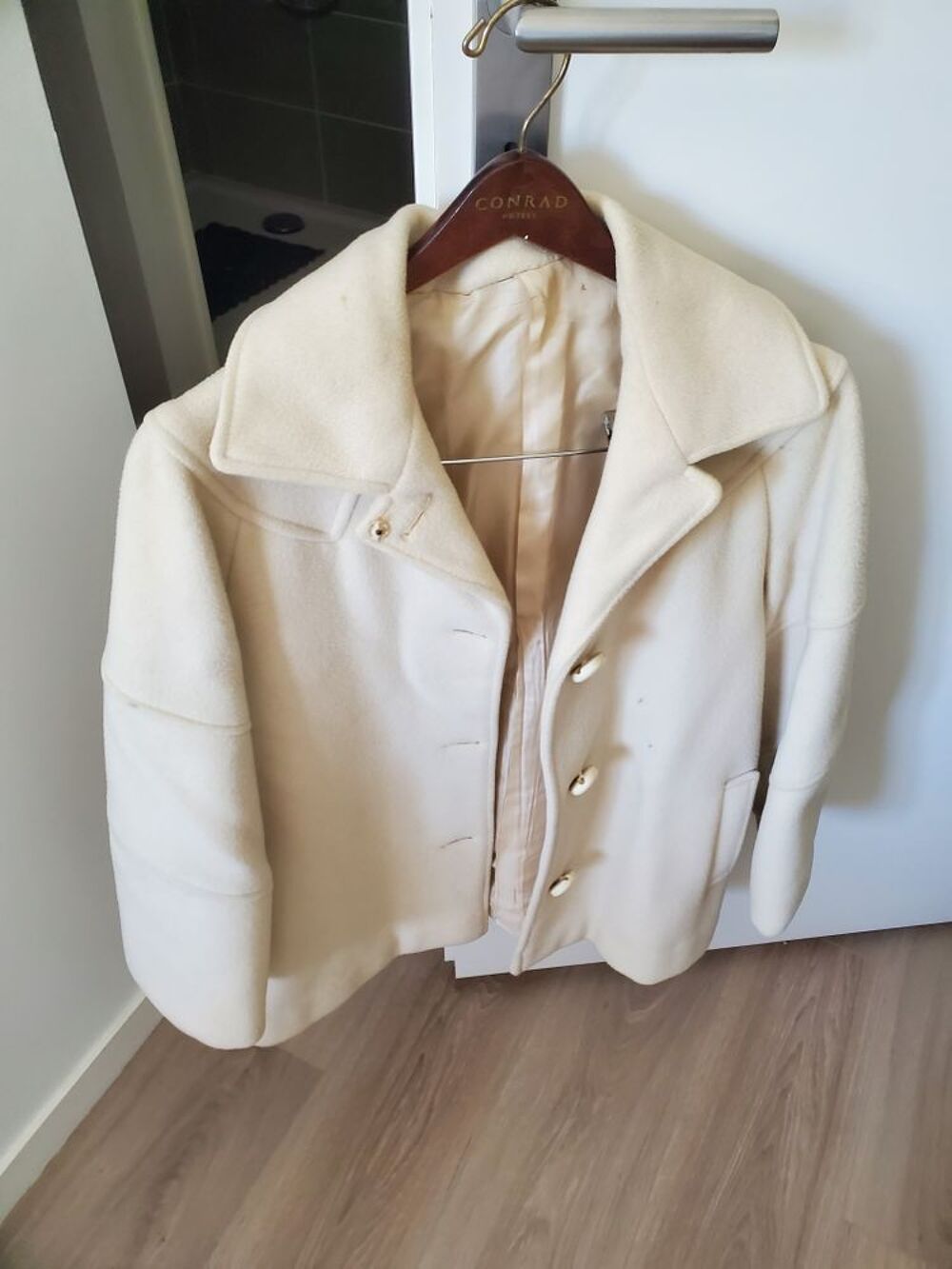 de diff&eacute;rentes vestes.
50&amp;euro; / 18&amp;euro;/15&amp;euro; V�tements