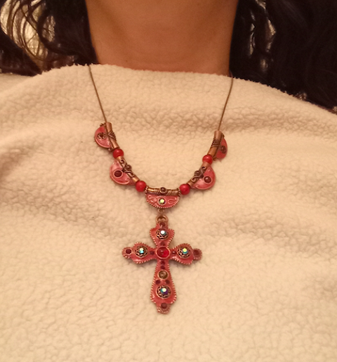 Collier pendentif croix émail et strass rouge 10 Herblay (95)