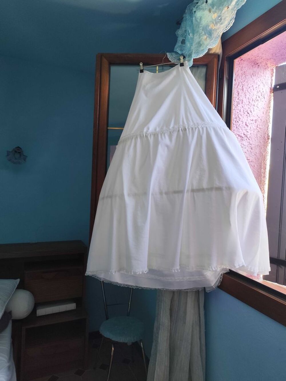robe de mari&eacute;e avec ses accessoires Décoration