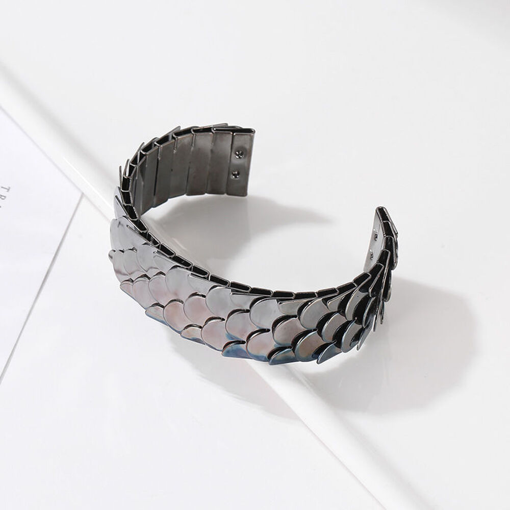 57 bracelets &eacute;cailles noirs, argent,or Bijoux et montres