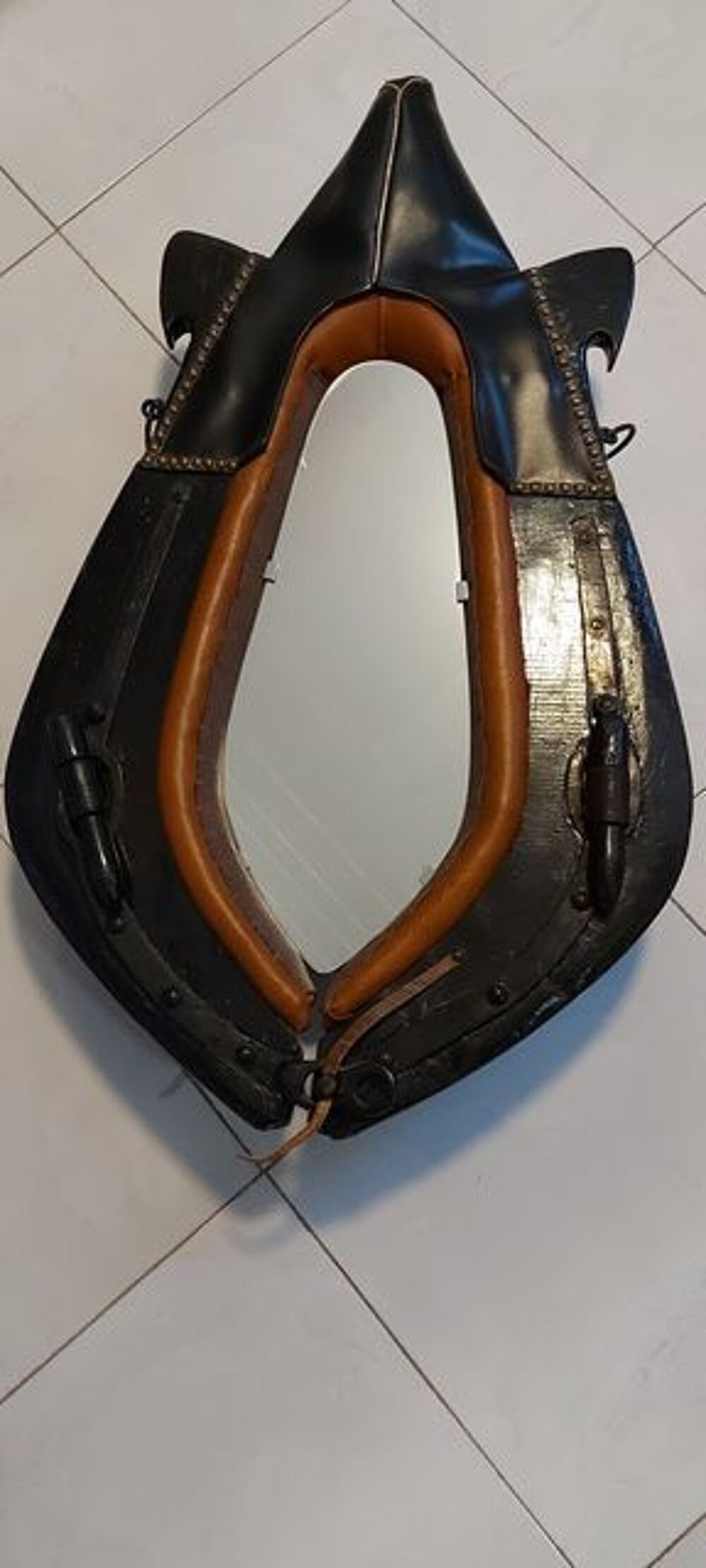 Tr&egrave;s beau Collier de Cheval en Cuir et Bois et avec Miroir Décoration