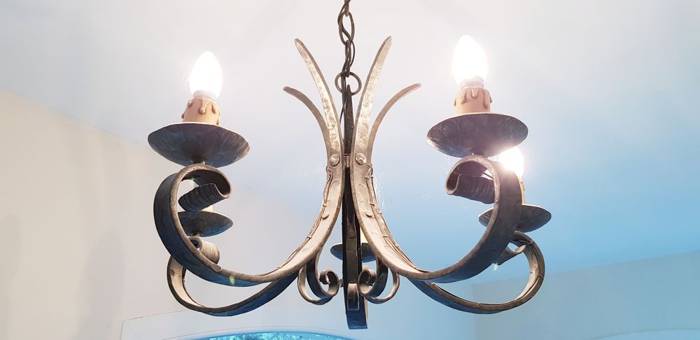 LUSTRE DE FERRONNIER D'ART
RETOUR EN FORCE DU FER FORGE
Meubles