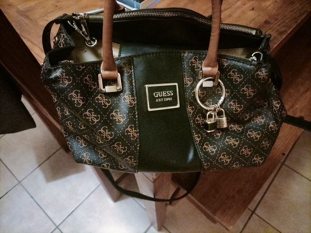 Sac &agrave; main Guess v&eacute;ritable &agrave; venir chercher sur place pas d Maroquinerie