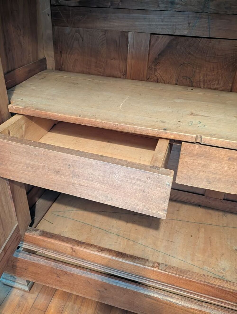 Grande Armoire en noyer Meubles