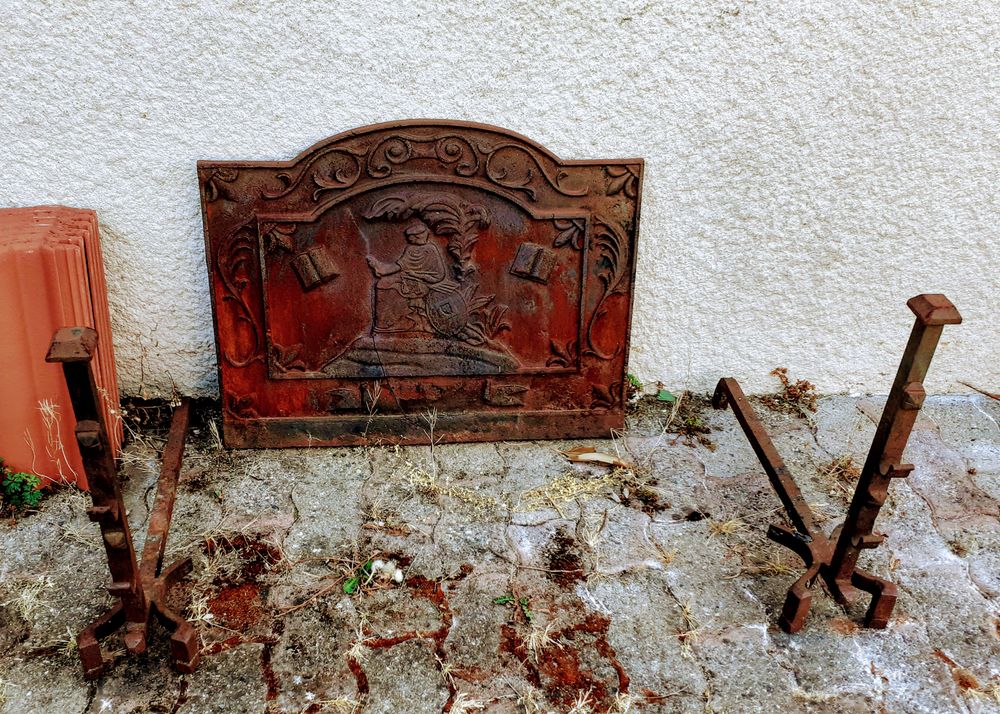 PLAQUE DE CHEMINEE AVEC SES CHENETS Décoration