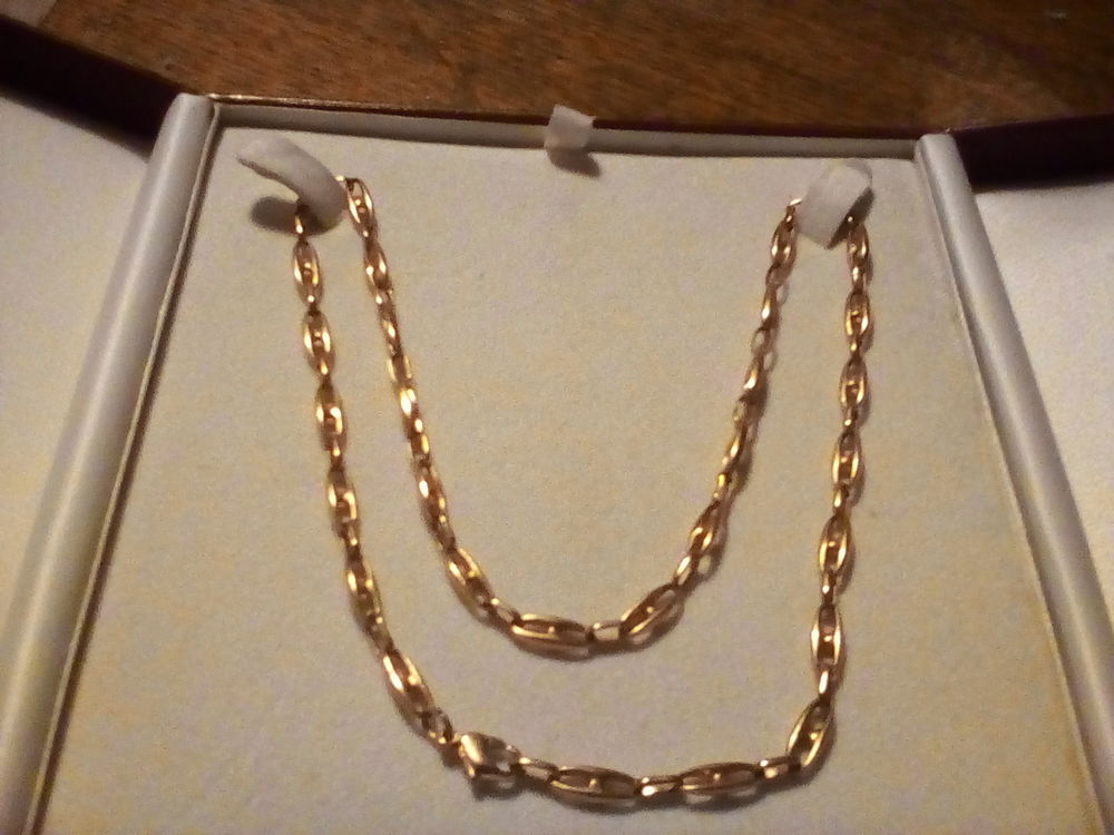 Colliers en plaqu&eacute; or tr&egrave;s bonne qualit&eacute;. Bijoux et montres