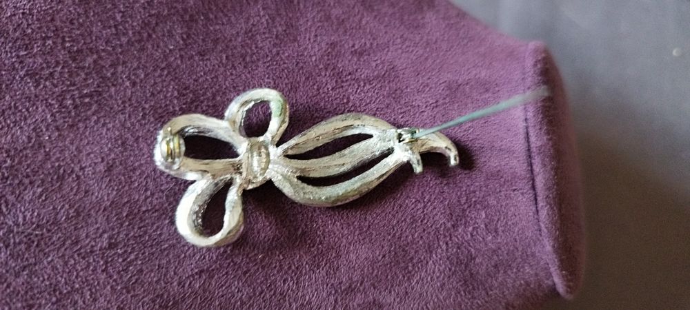 Broche Vintage argent&eacute;e, strass de verre Bijoux et montres