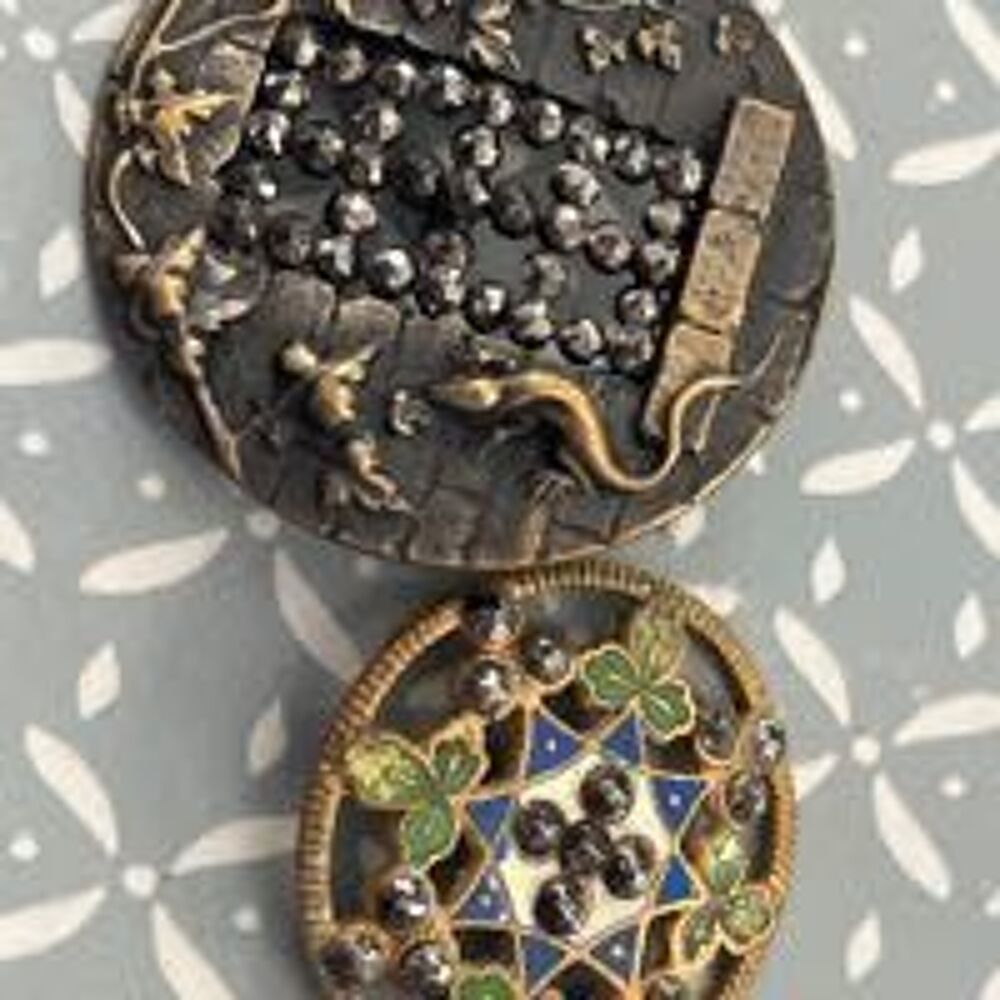 lot, cinq boutons ancien 