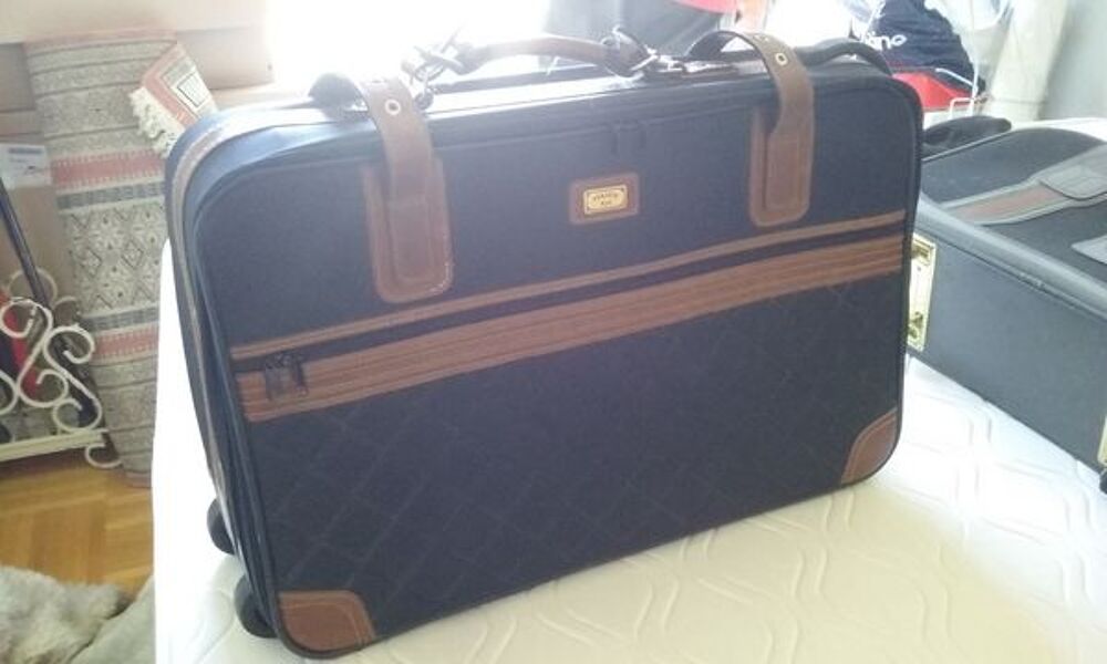 Grande valise noire avec sangles et cadenas Maroquinerie