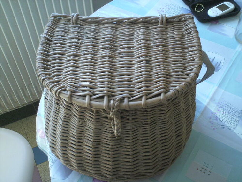ancien panier en osier pour le peche Sports
