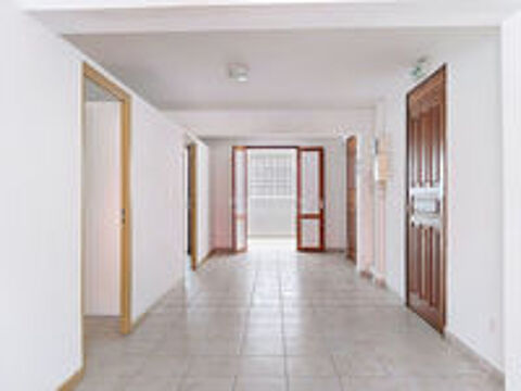   À louer – Immeuble de bureaux non meublé 80 m² – Emplacement central Basse-Terre 