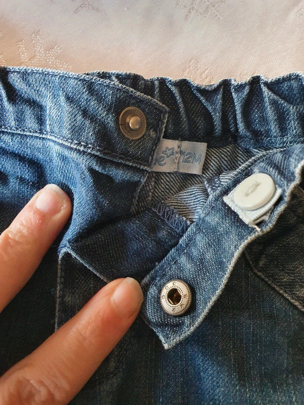 Jeans ? bebereve
taille : 12 mois
bouton pression dans l'e Vêtements enfants