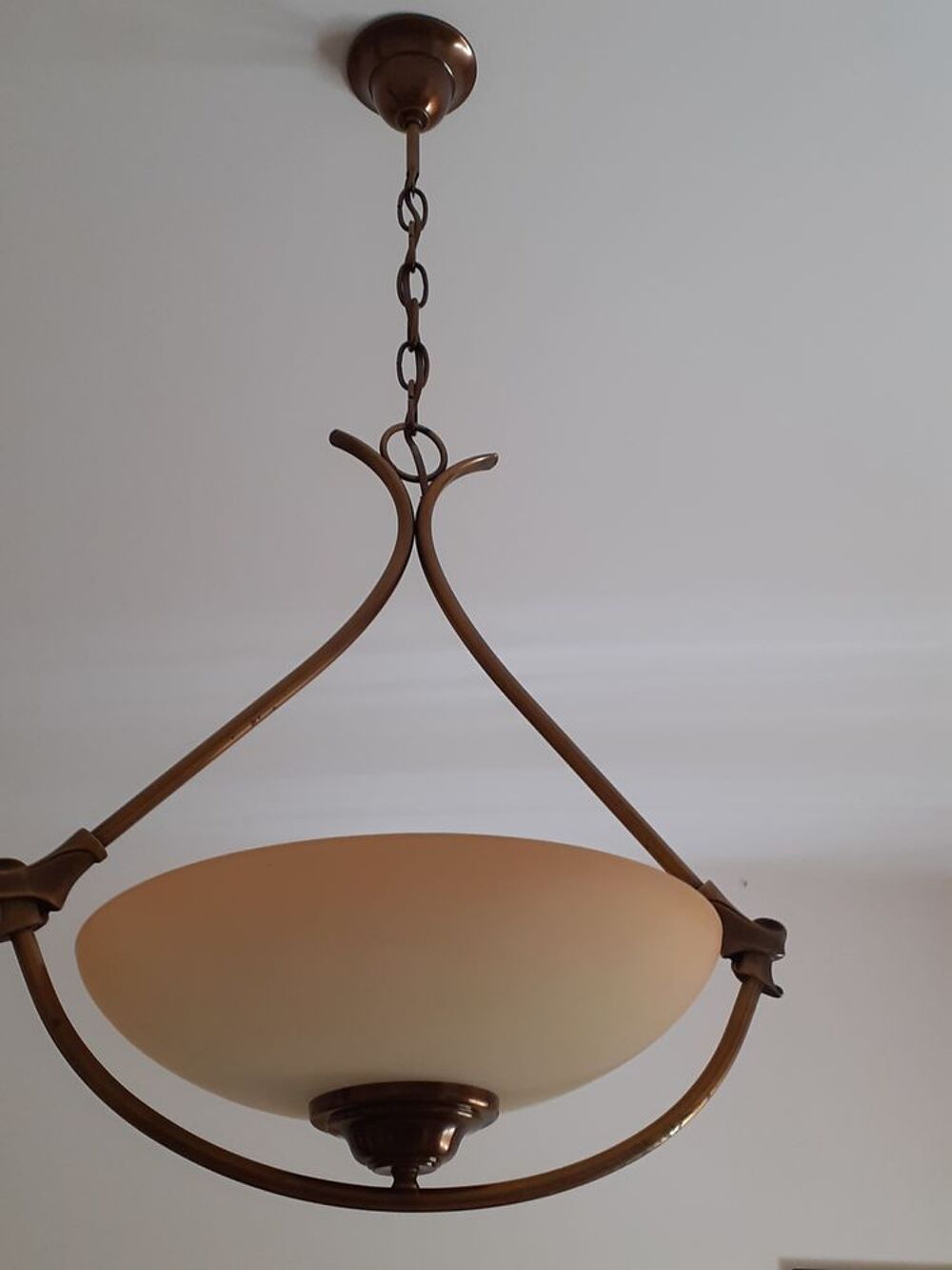 LOT DE 2 LUSTRES EN LAITON
Décoration