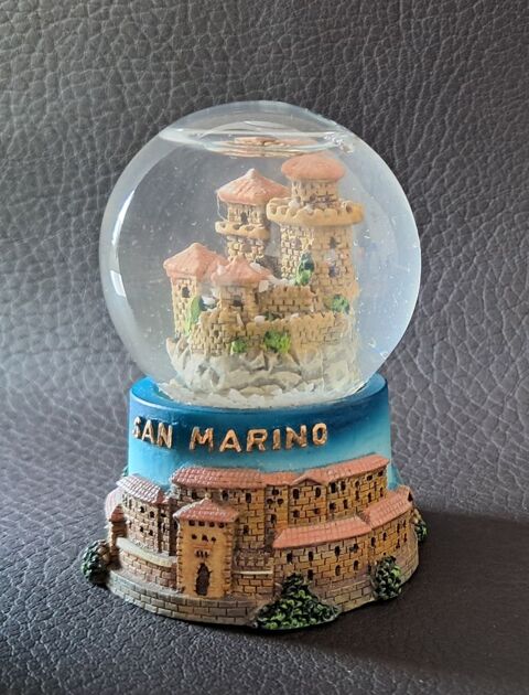petite boule de neige souvenir de l'tat de San Marin 5 Carnon Plage (34)