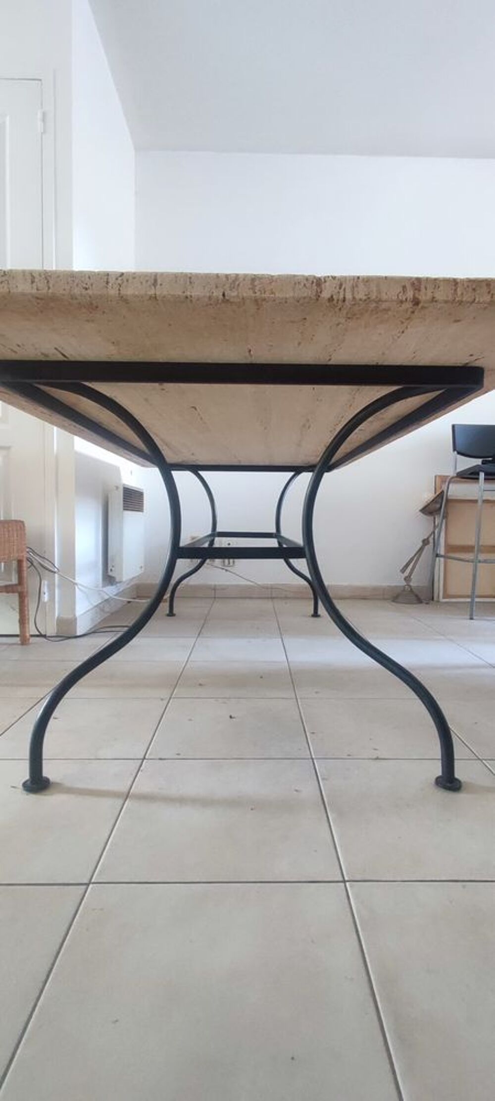 Table travertin 200x100x3 tr&egrave;s bon &eacute;tat prix n&eacute;gociable. Meubles