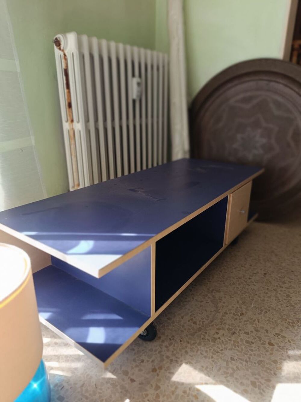 Meuble t&eacute;l&eacute; bleu sur roulettes Meubles