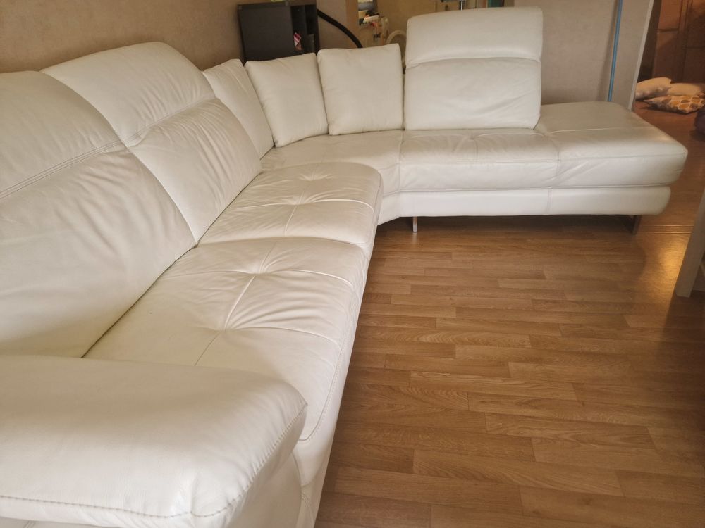 Canap&eacute; en cuir blanc . Meubles