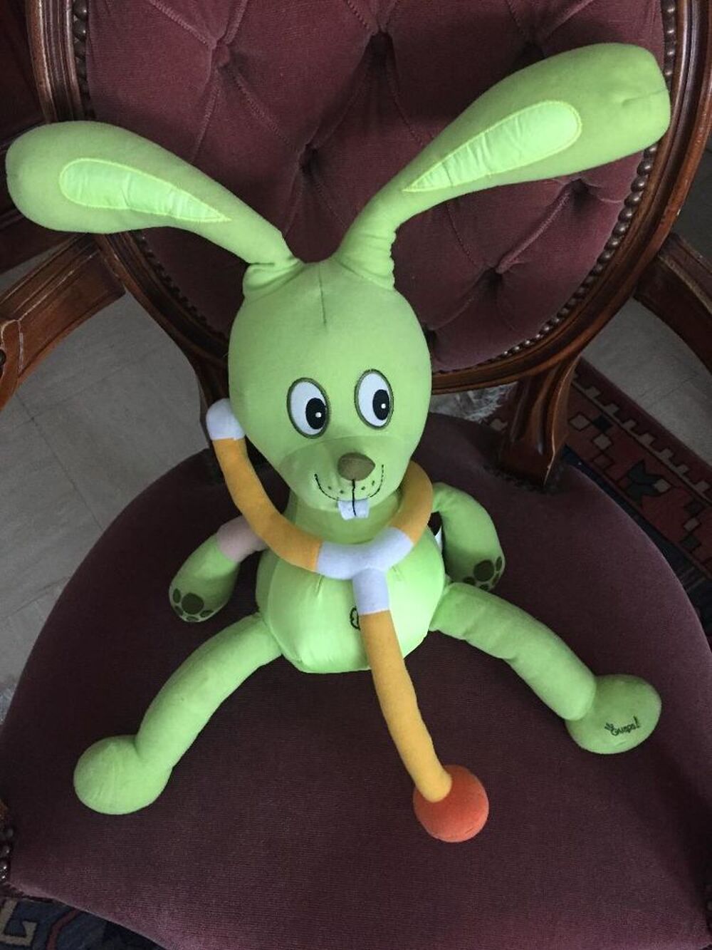 JOUET
LE LAPIN A MAL ET CHANTE EN APPUYANT SUR SON VENTRE Jeux / jouets
