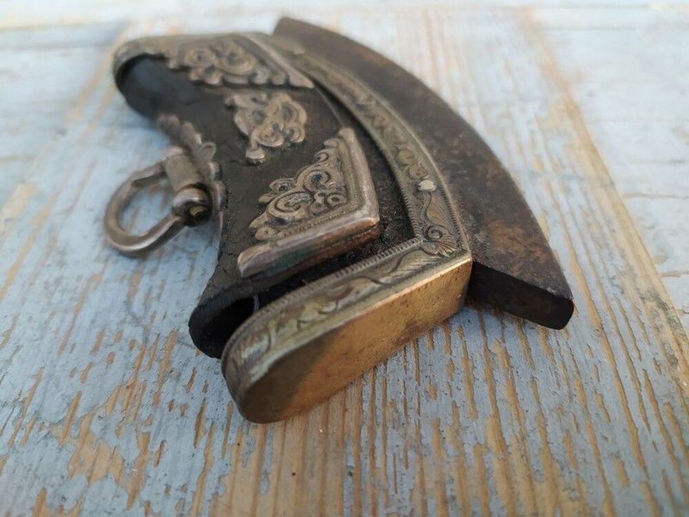 Ancien Briquet Tib&eacute;tain Cuir M&eacute;tal Argent&eacute; Tibet N&eacute;pal 
