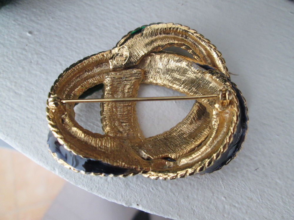 Broche en m&eacute;tal dor&eacute; et &eacute;mail bleu et vert Bijoux et montres