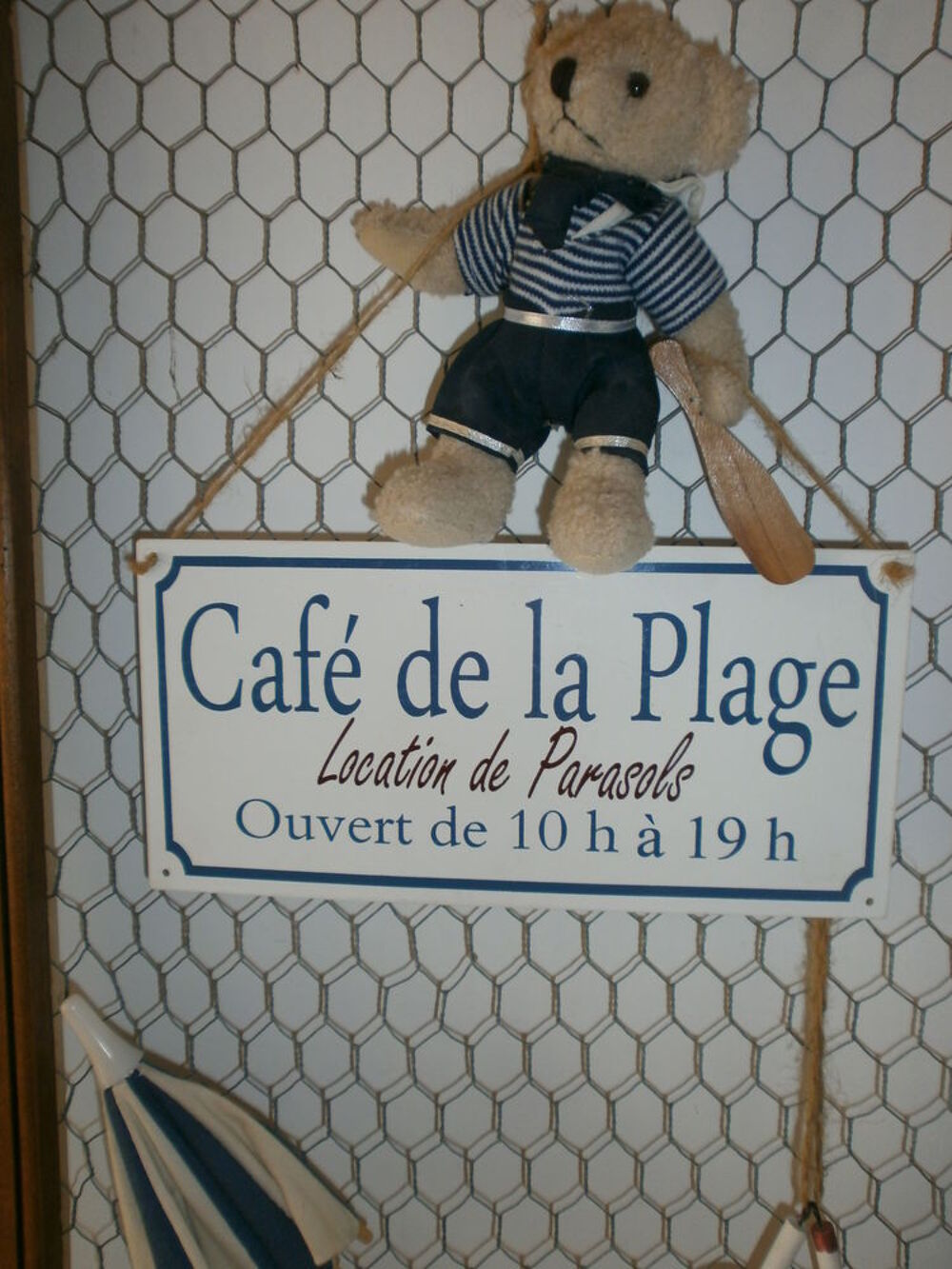 Ancienne porte grillag&eacute;e Décoration