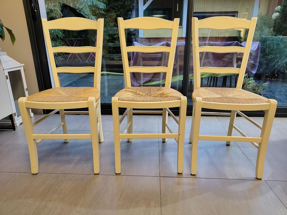 un lot de 3 chaises vintages avec assise en paille. Meubles