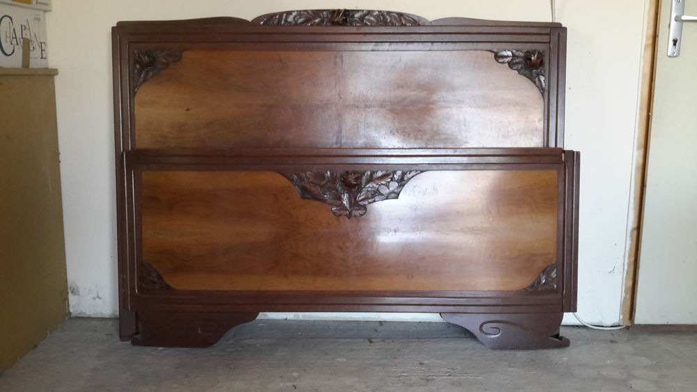 Lit ann&eacute;e 1950 en bois + 1 chevet dessus marbre
Literie 140 Meubles