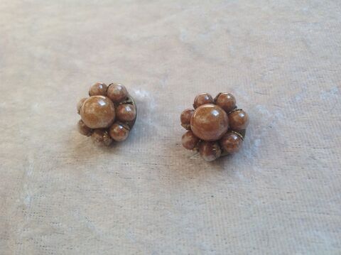 BOUCLES OREILLES FLEUR DE PERLES MARRON Envoi Possible
3 Tr�gunc (29)