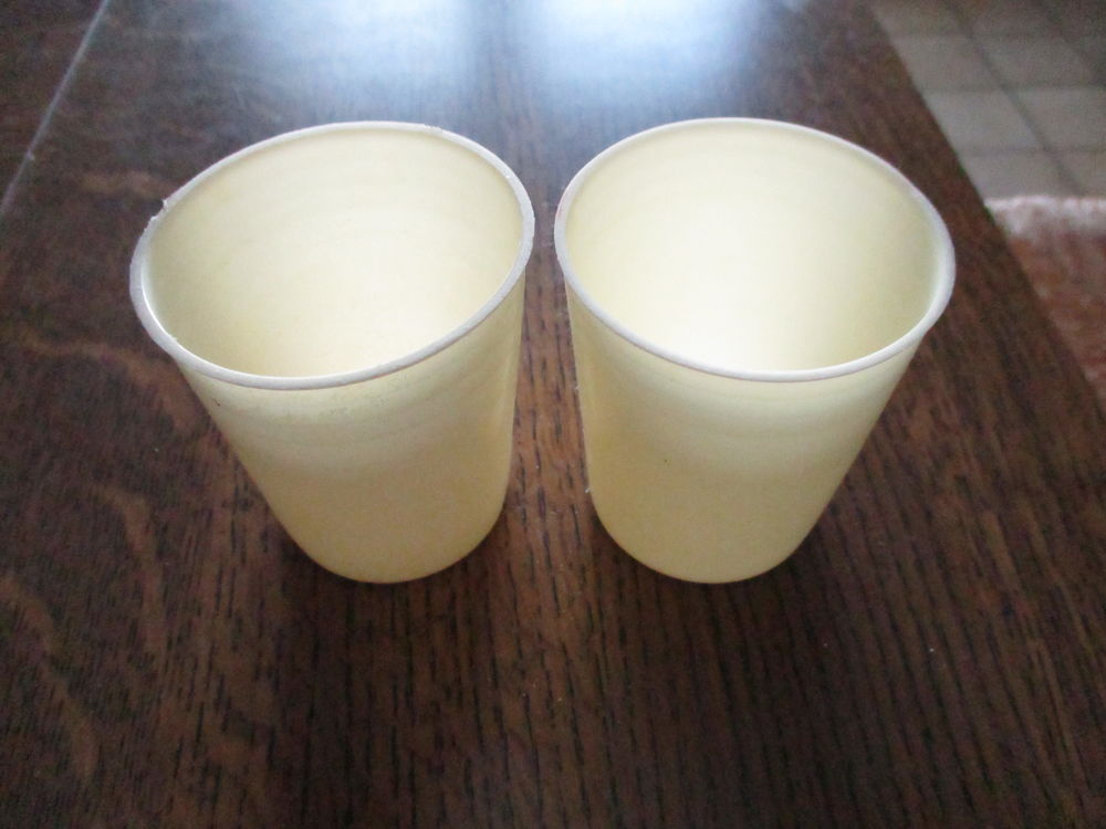 3 gobelets en plastique blanc/cr&egrave;me Décoration