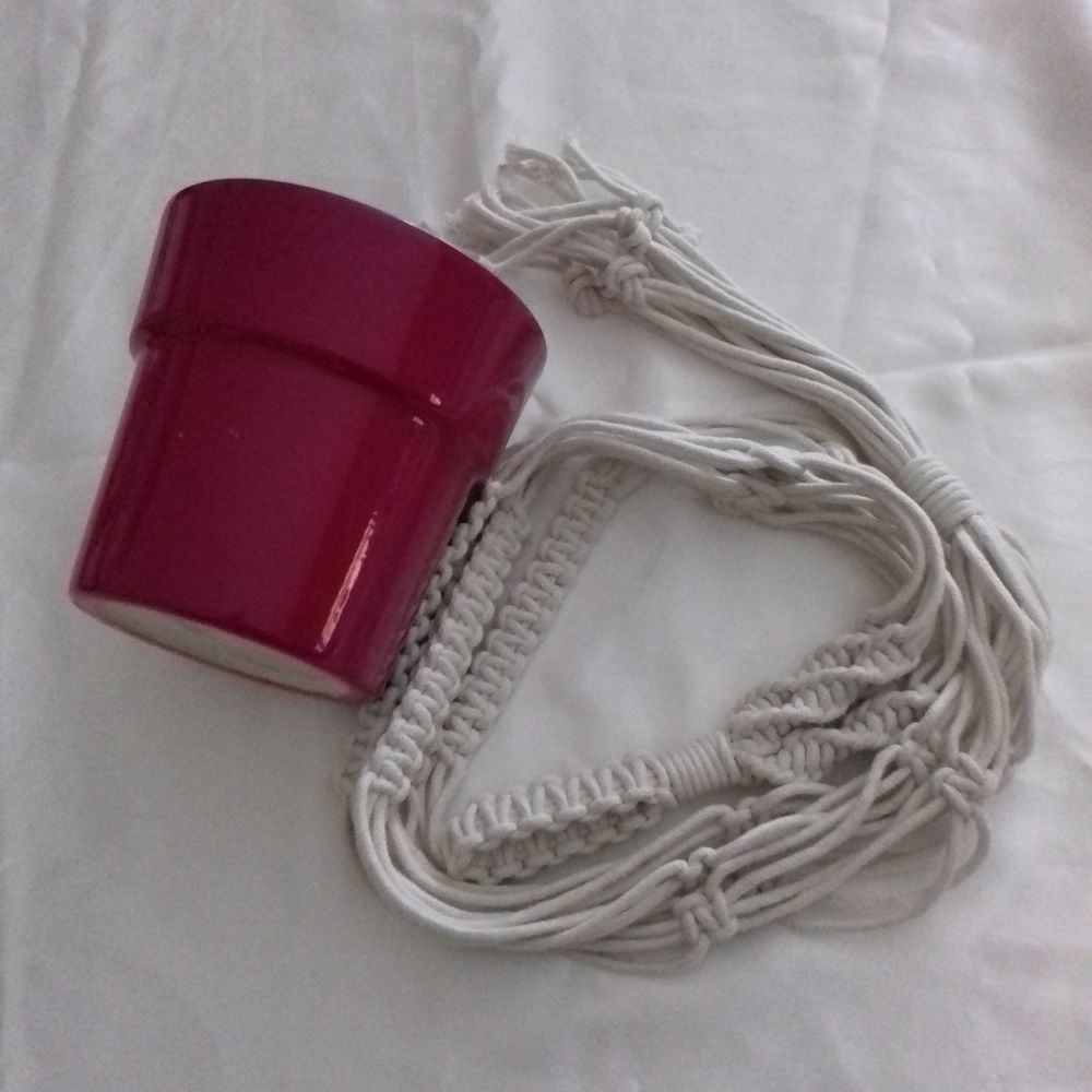 Suspension macramSuspension macram&eacute; et&eacute; et son pot fuschia - Décoration