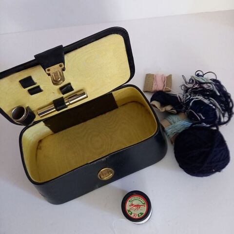 Ancienne petite boite � ouvrage ancienne, en cuir,  pour la 20 Saumur (49)