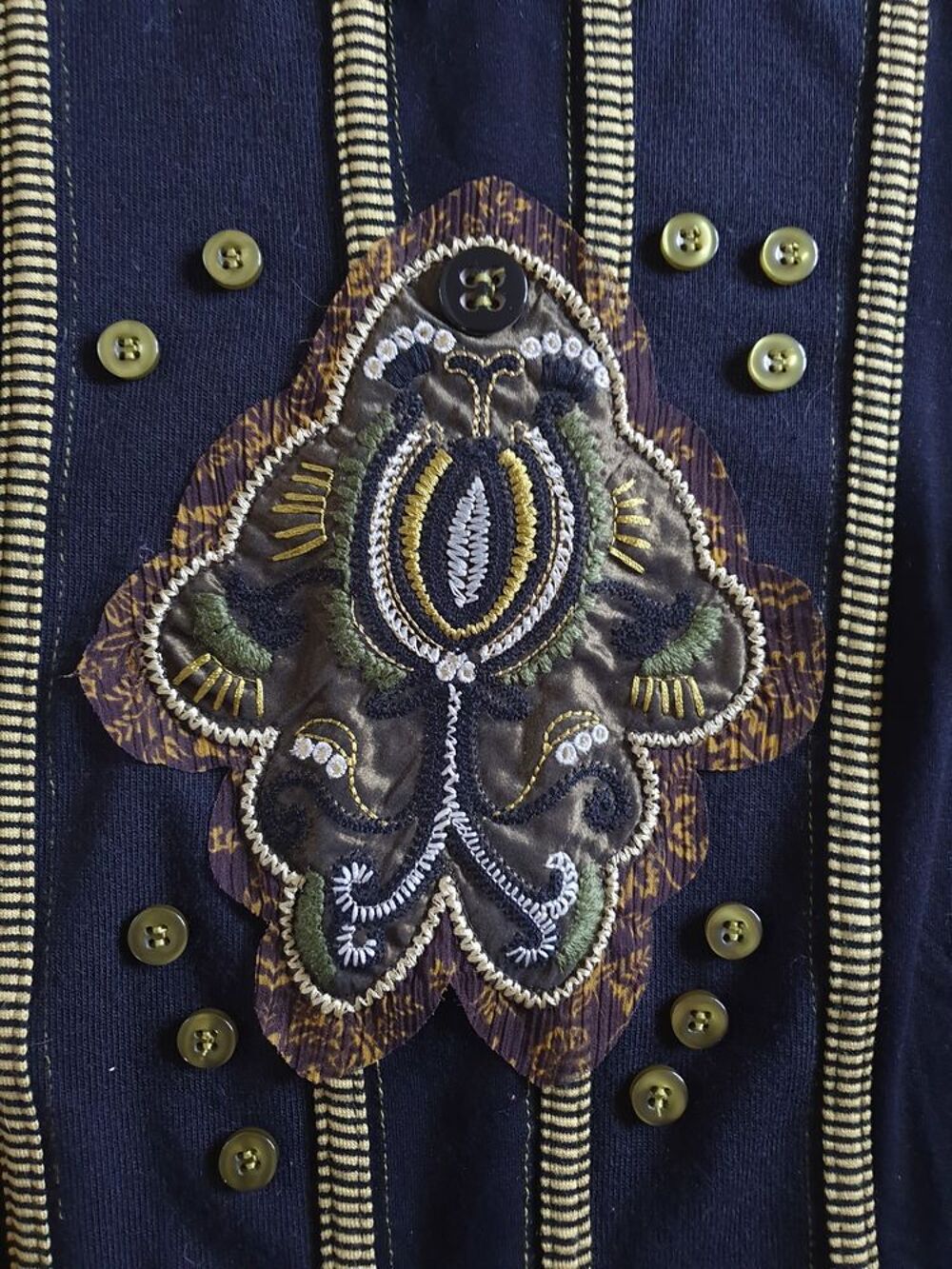 Tee-shirt fond noir, &agrave; motifs, T 36-38, d&eacute;griff&eacute; L. Vidal Vêtements