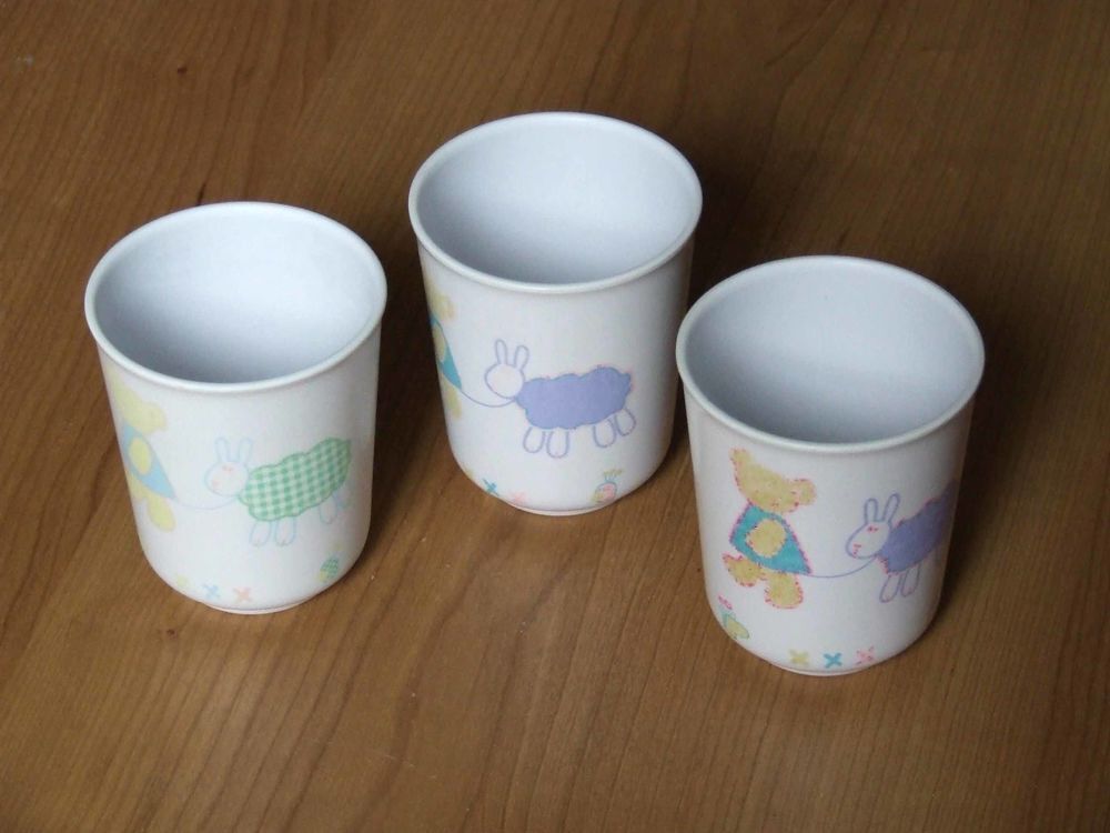 3 Gobelets &agrave; partir de 12&nbsp;mois, Blanc avec motifs, TBE Puériculture
