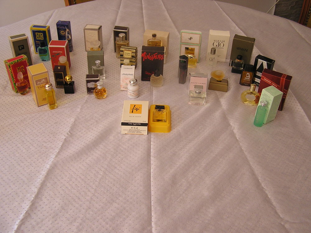miniatures de parfums pleine avec boite ou &eacute;crin neuf 