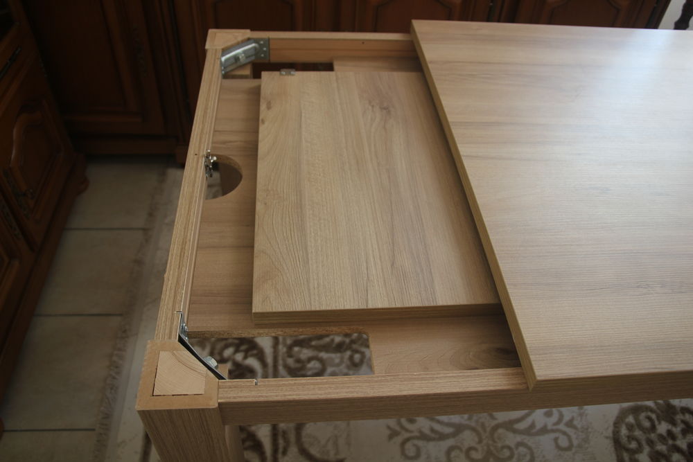 Table extensible 10 &agrave; 12 personnes avec rallonge. Meubles